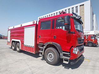 豪沃11噸干粉泡沫聯用消防車